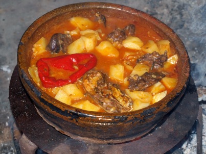 Patatas con liebre, cocinadas al fuego de leña en cazuela de barro de Pereruela.